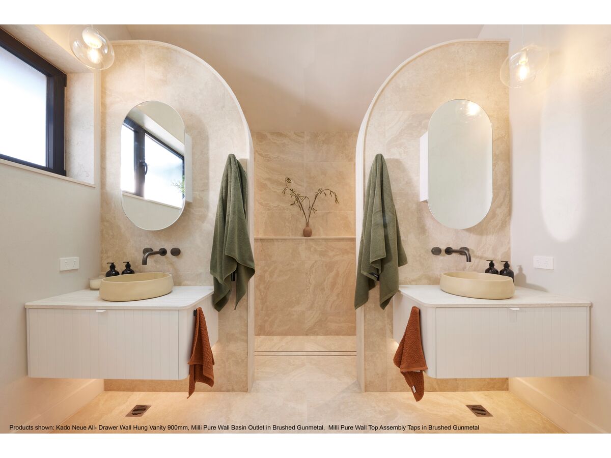 H1 R8 - Master Ensuit Kyle and Leslie_01