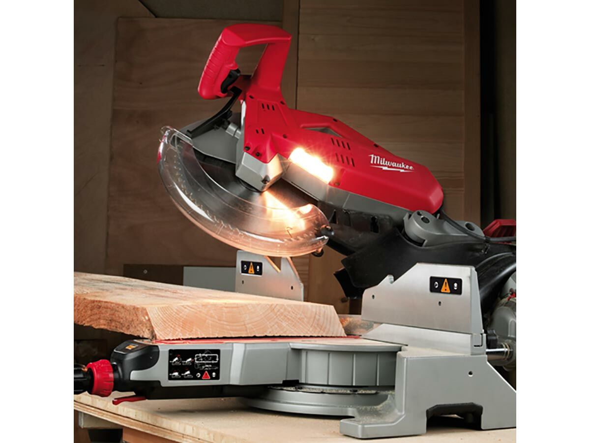 Milwaukee 240v online mitre saw