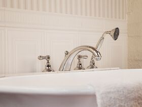 Nicolazzi Adore Hob Bath Set with Handshower Chrome