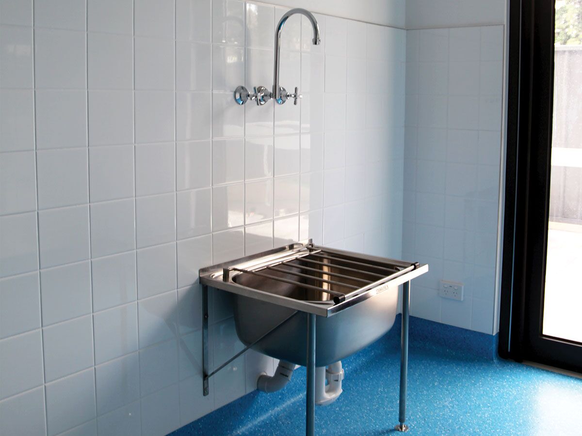 Britex Cleaners Sink with Grate and Stainless Steel Legs